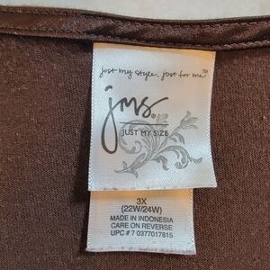 Lot of 3X and 24W size clothes. 2 blouses, capri and sleep pants